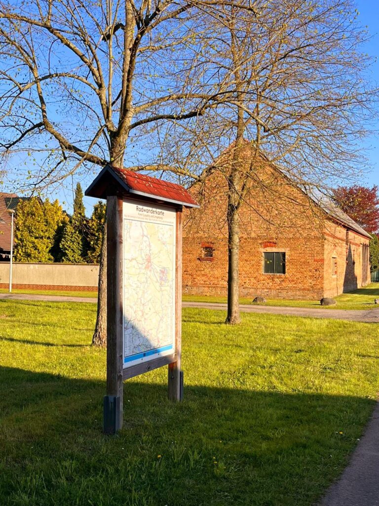 Ein Schild mit einer Karte, welche den Verlauf des Oder-Neiße-Radweges abbildet.