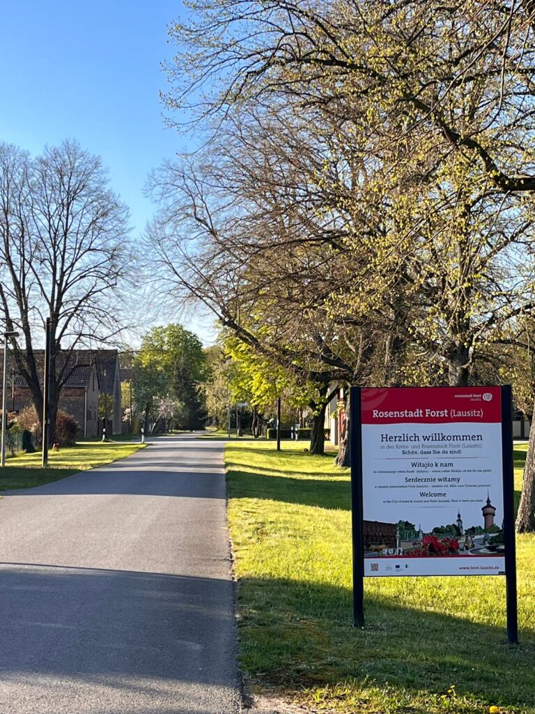 Ein Schild, welches Nutzer der Straße im Ortsteil Klein Bademeusel der Stadt Forst (Lausitz) begrüßt.